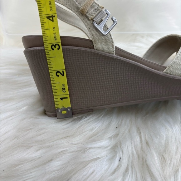 CROCS Cream Wedge Sandals with Minimalist Design - Picture 8 of 11